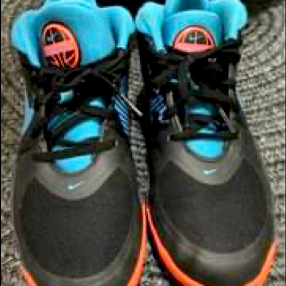 Nike Team Hustle D9 Basketball Shoe,Big Boy's Sz 6